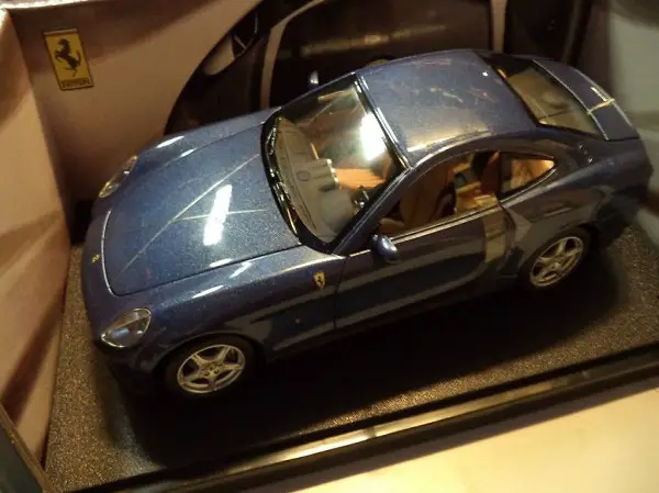 HOTWEELS FERRARI 612 SCAGLIETTI 1:18