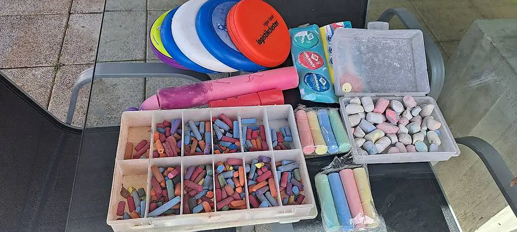 Kreide, Frisbee, Wasserpistolen