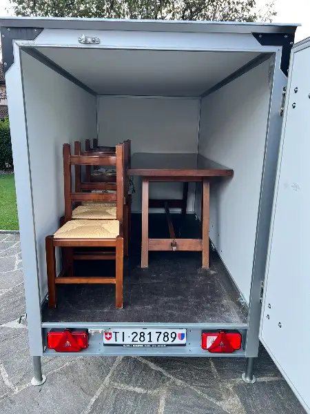 Tavolo e sedie in legno