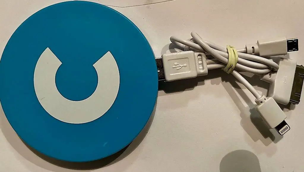 Powerbank 4000 mAh mit Ladekabel für diverse Geräte NEU