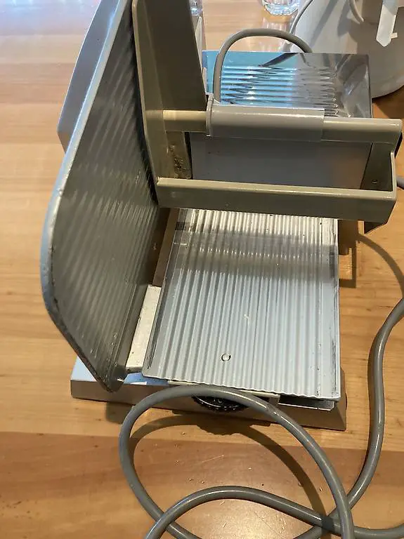 Aufschnittmaschine günstig weiterzugeben