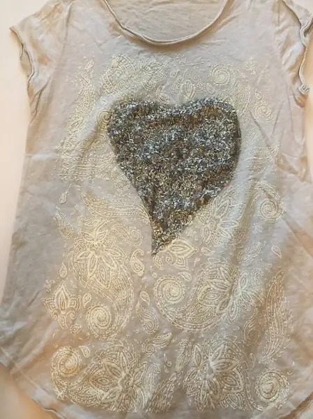 Schönes Shirt mit Pailletten- Herz
