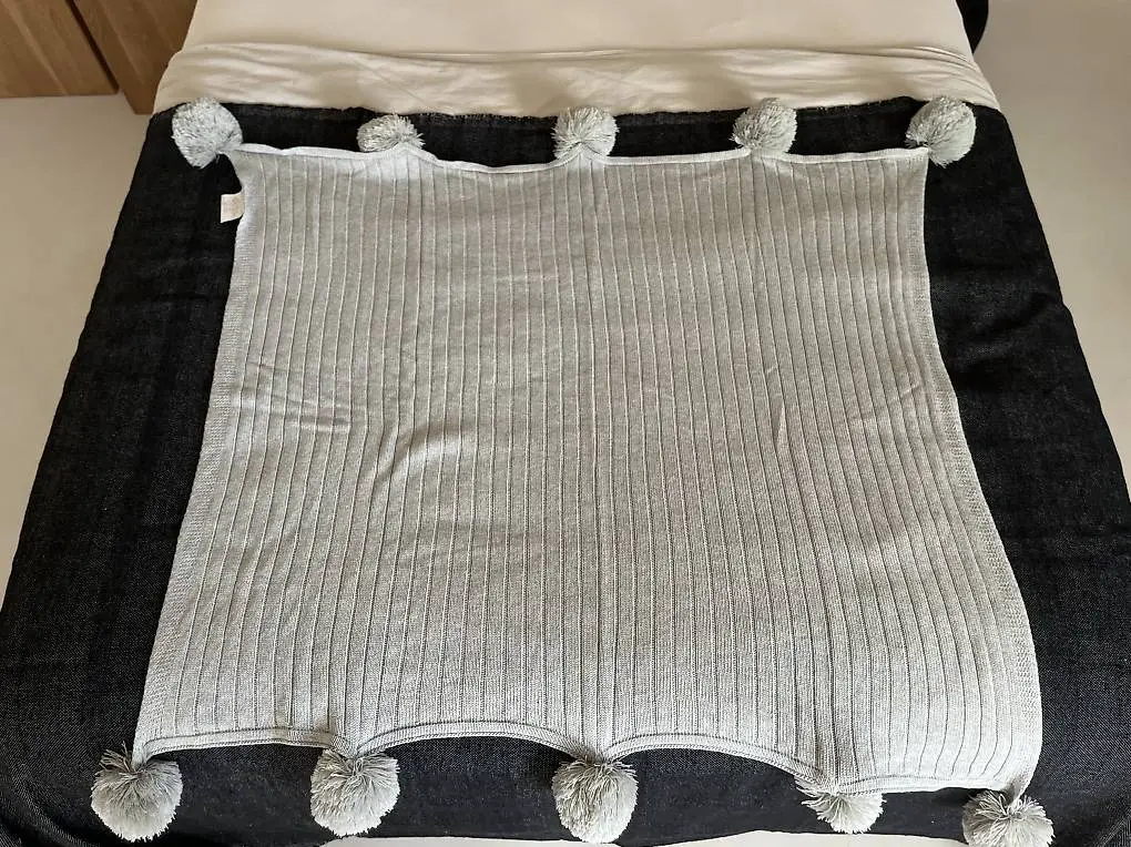 Decke Baumwolle Babydecke ca. 90 x 90 mit Bommel grau