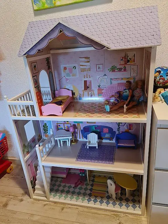 Kaum gebrauchtes Puppenhaus