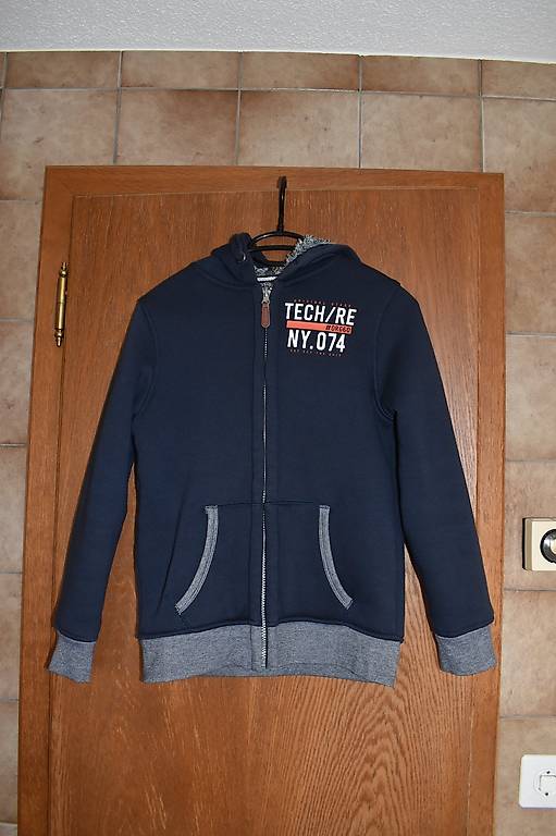 Lässige blaue Kuscheljacke mit Kapuze in Gr. 146/152