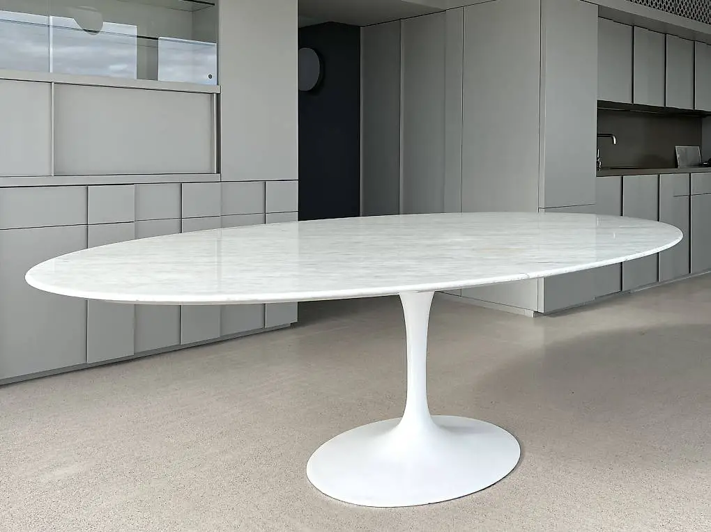 Tulip Tisch von Eero Saarinen für Knoll oval 244x137cm Mamor