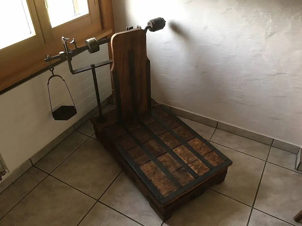 Alte Holzwaage - restauriert