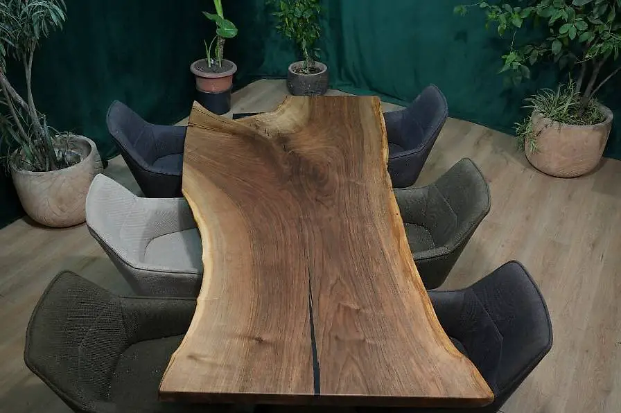 Nussbaum Baumscheibentisch aus einem Stück