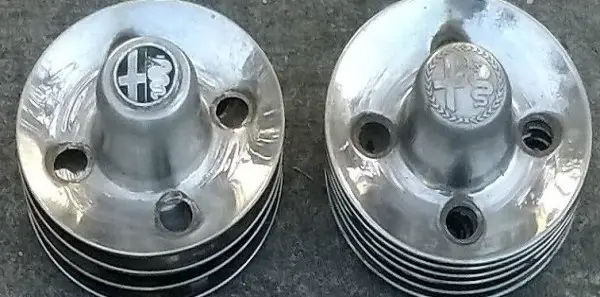 Oldtimer Alfa Berlina und Bertone 105 - Raddeckel