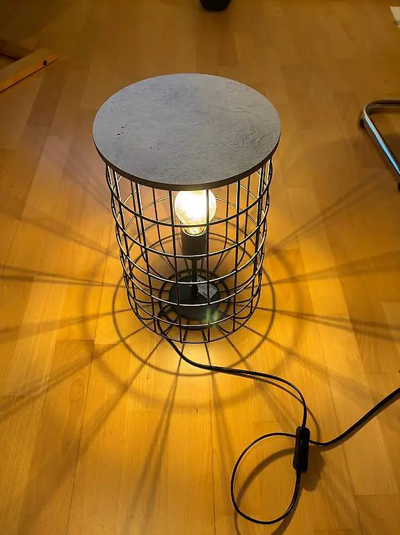 Leuchte / Beistelltisch