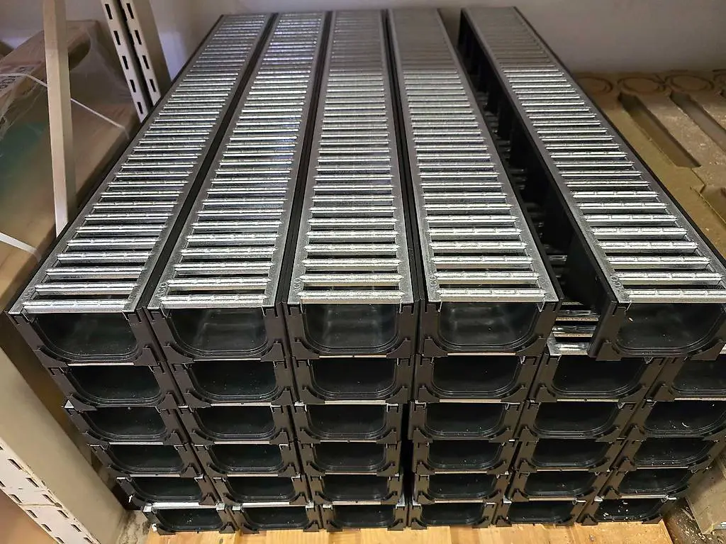 Entwässerungsrinne 100 cm Bodenrinne befahrbar Terassenrinne