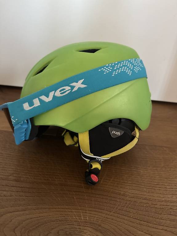 Skihelm mit Skibrille, beides Uvex