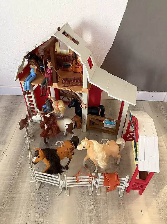 Spirit Pferdehof mit Lucky und Freunden