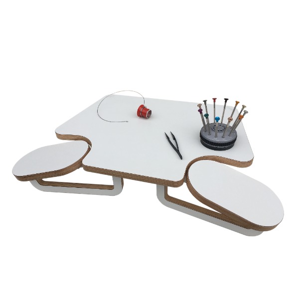 Etabli de table blanc avec accoudoirs