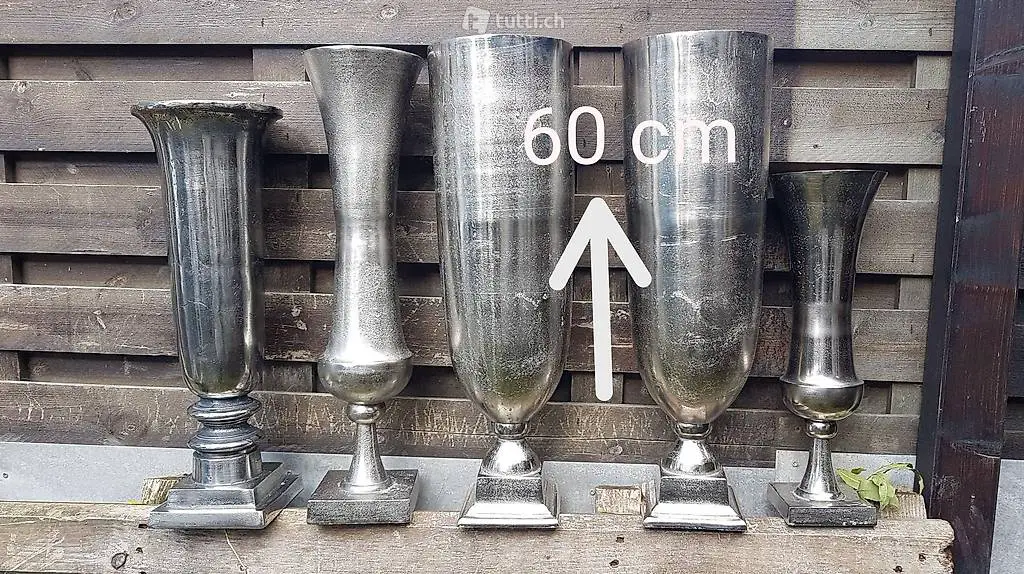 edle riesige Kelche aus schwerem Metall silbern