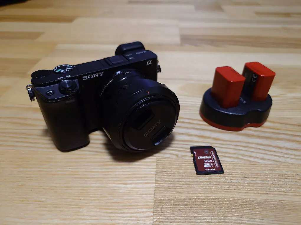 Sony a6400 inkl. Sony 35mm f/1.8, 2 Zusatzakkus und SD Karte