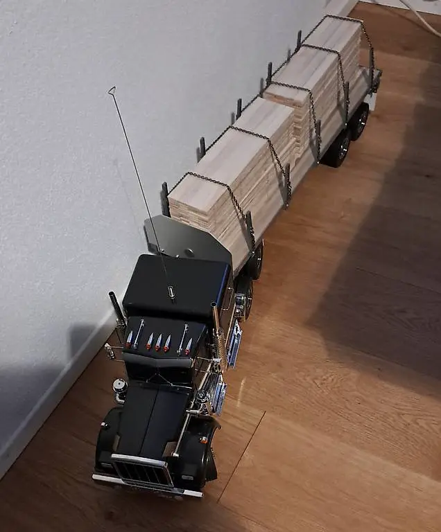 RC Sattelzug mit Ladung Standmodell