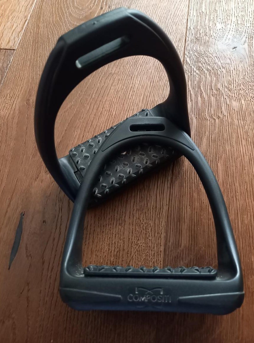 Schwarze Steigbügel extrabreit Kunststoff