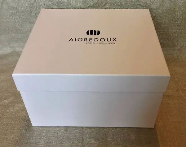 Neue, leere und starre Schachteln für Handtaschen usw.