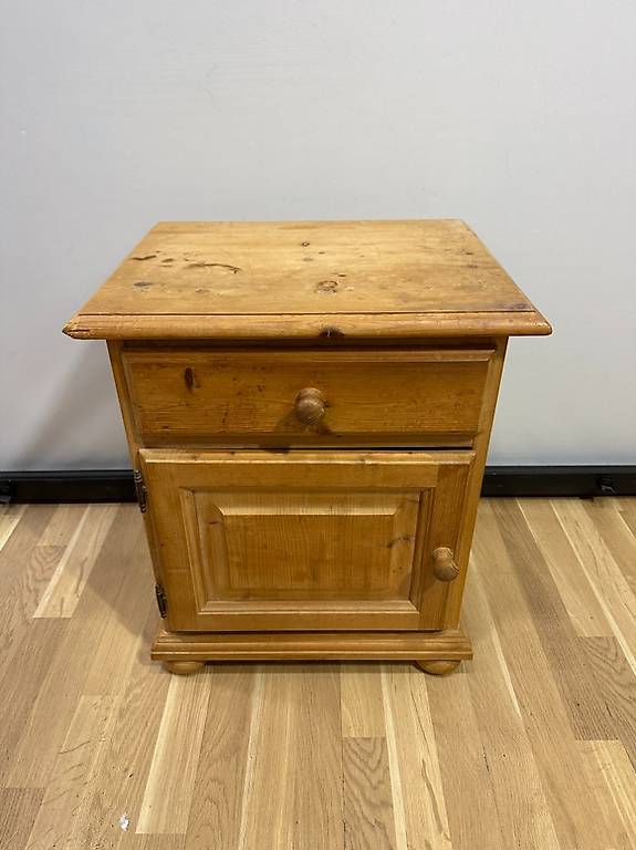 Antiker Landhausstil Nachttisch aus massivem Tannenholz