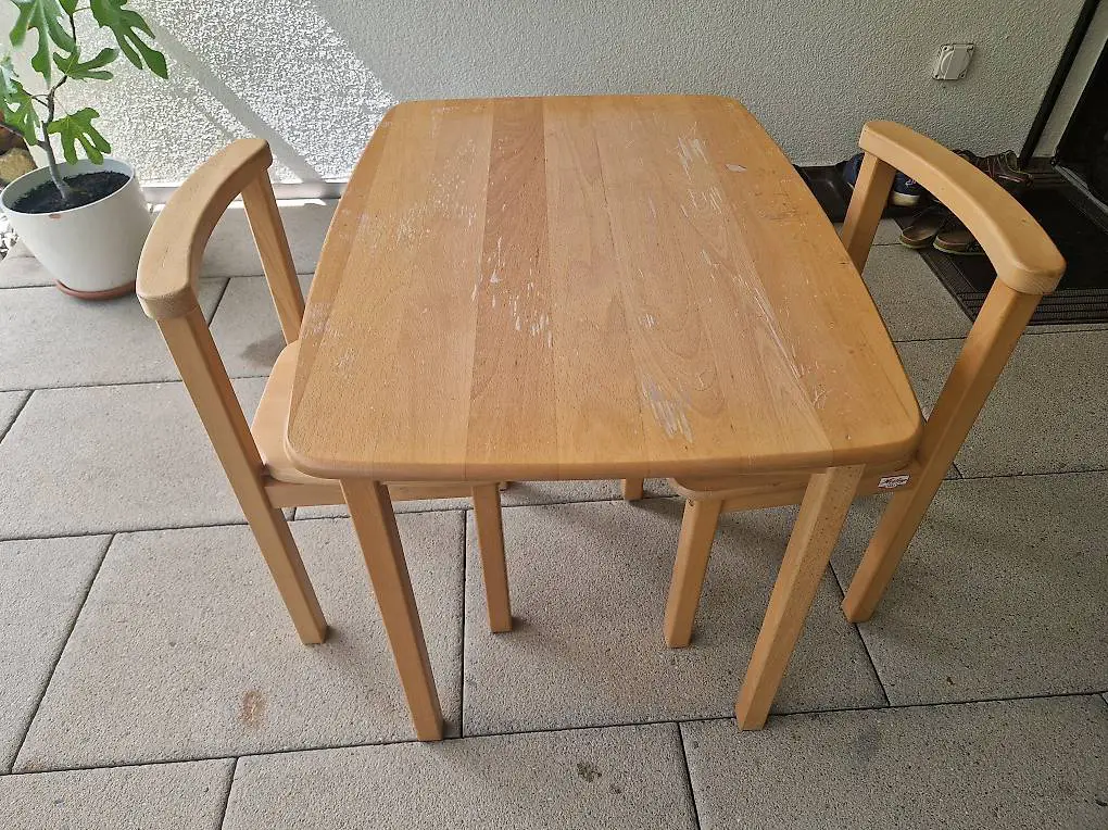 Kindertisch und Kinderstühle