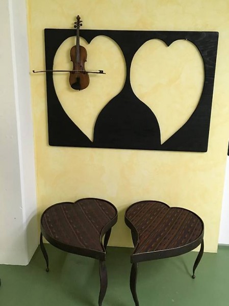 2 Herz-Tische mit Wand-Deco