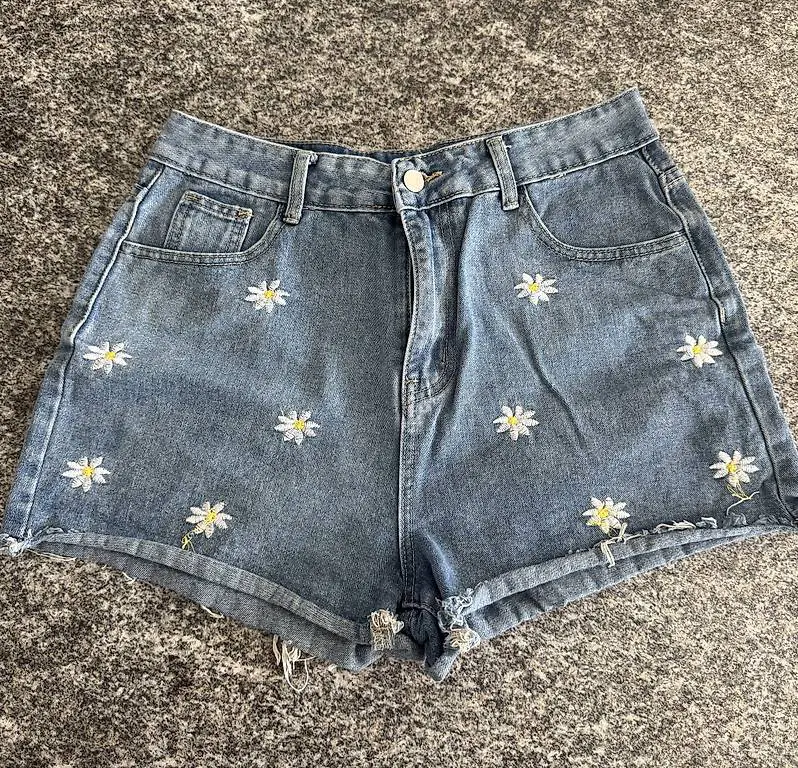 Jeansshorts mit Blumenstickerei