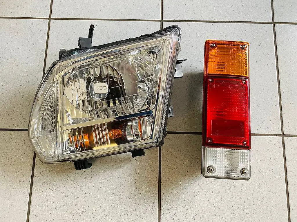 Nissan Navara Heckscheinwerfer und Stossstange