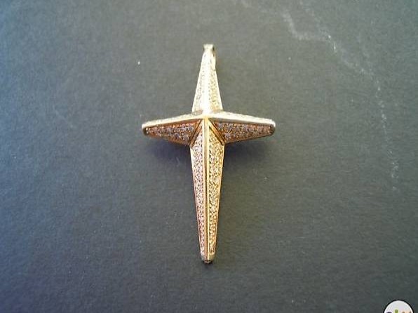 Magnifique croix or jaune entièrement pavée de diamants