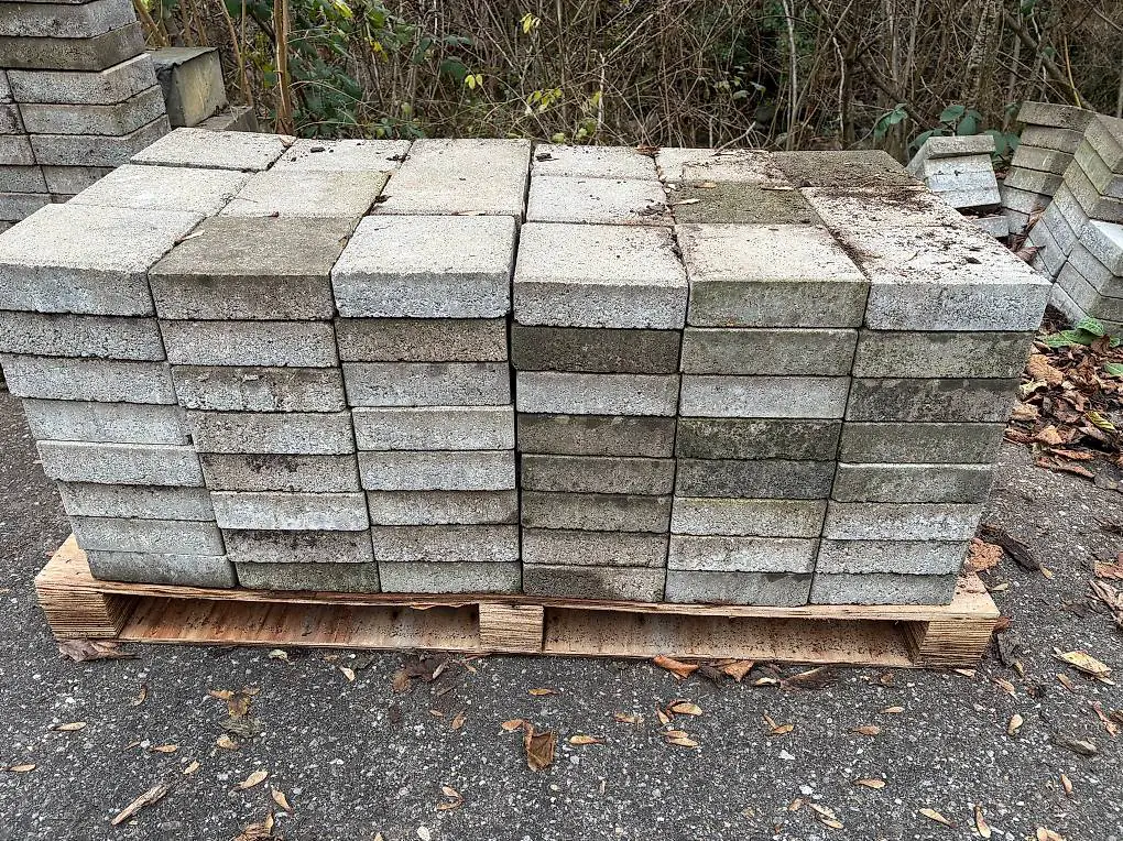 Gartenplaten 20x20x6 und Div. Treppenstufen aus Beton