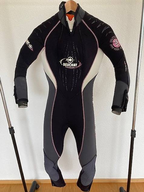 TAUCHMATERIAL: Tauchanzug Neopren mit Shorty