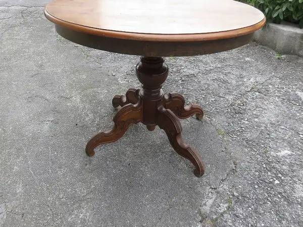  Schöner Esstisch mit ovalen Tischplatt