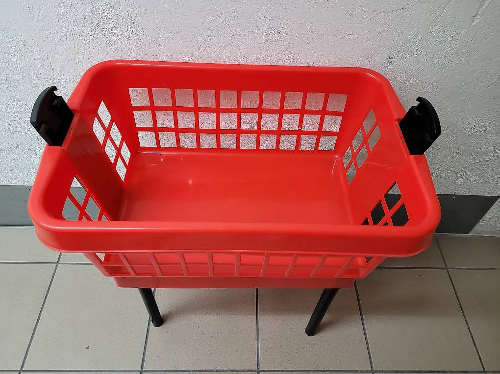 Wäschekorb mit Füssen