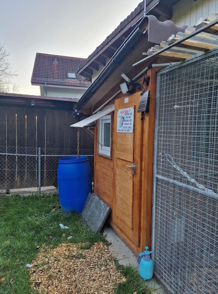 Voliere mit angebautem Vogelhaus