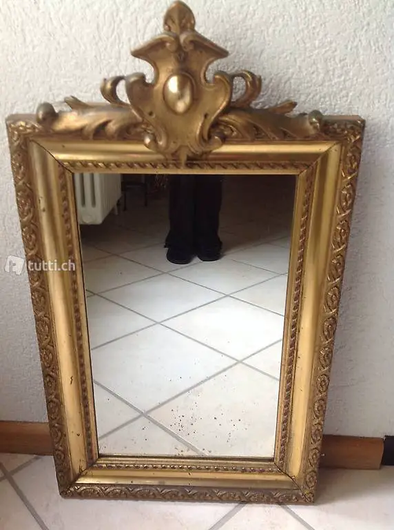 Spiegel mit Verzierungen (alt)