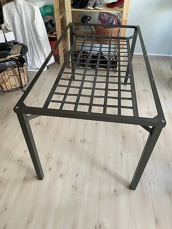 Metalltisch mit 4 Stühlen