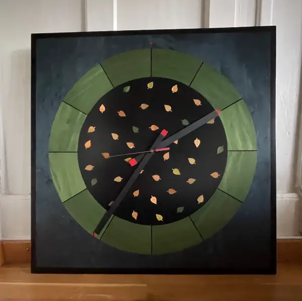 Wanduhr aus Holz mit Intarsien