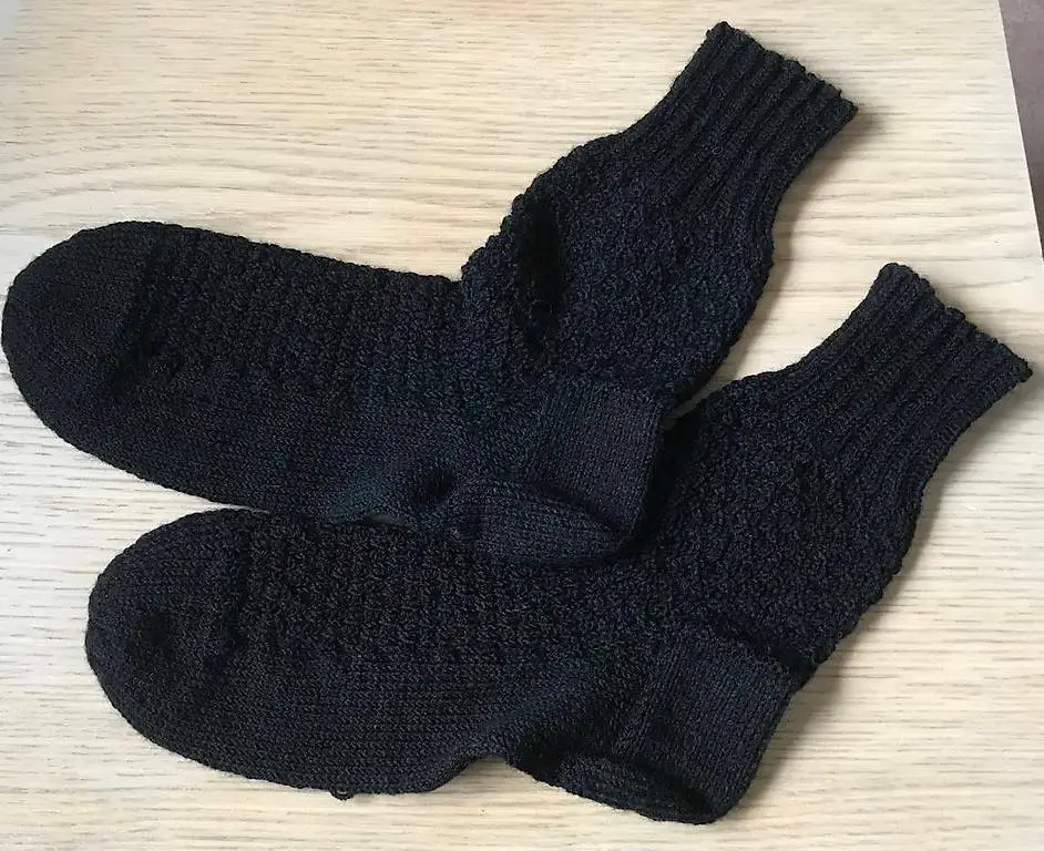 Gestrickte Herrensocken schwarz Grösse 44/45