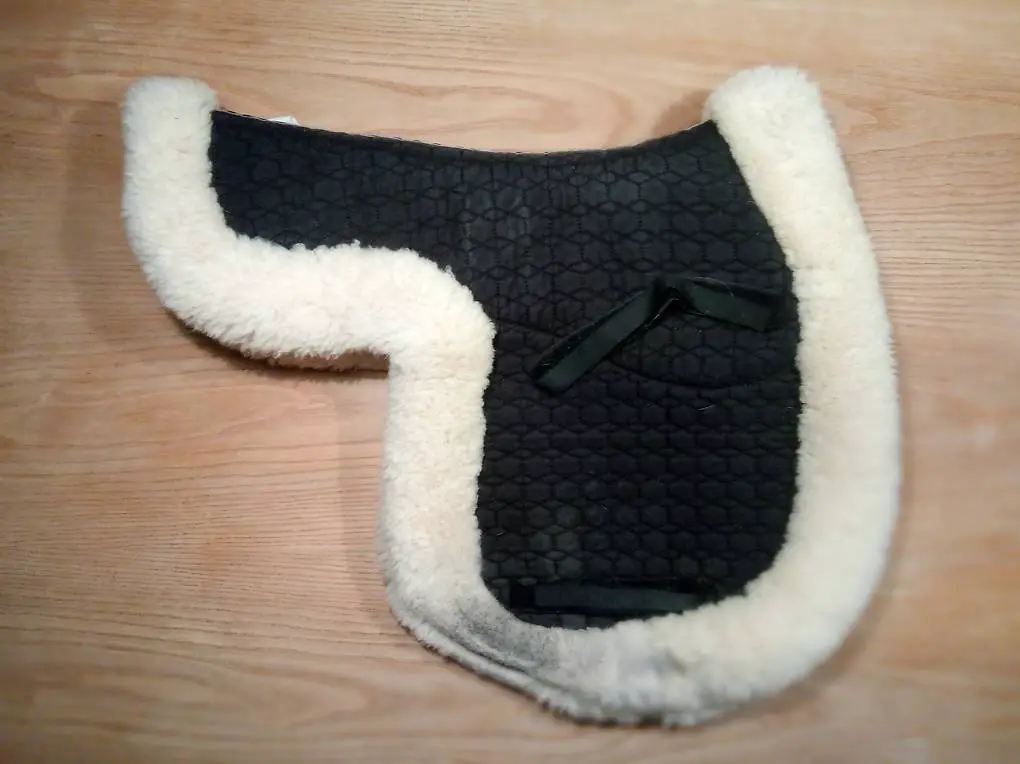 Mattes Lamfellsatteldecke, Gr. M