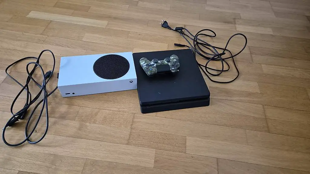 XBox Serie S ohne Controller + PS4 inkl. Controller
