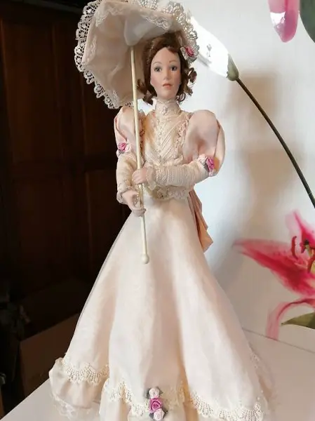Porzellanpuppe