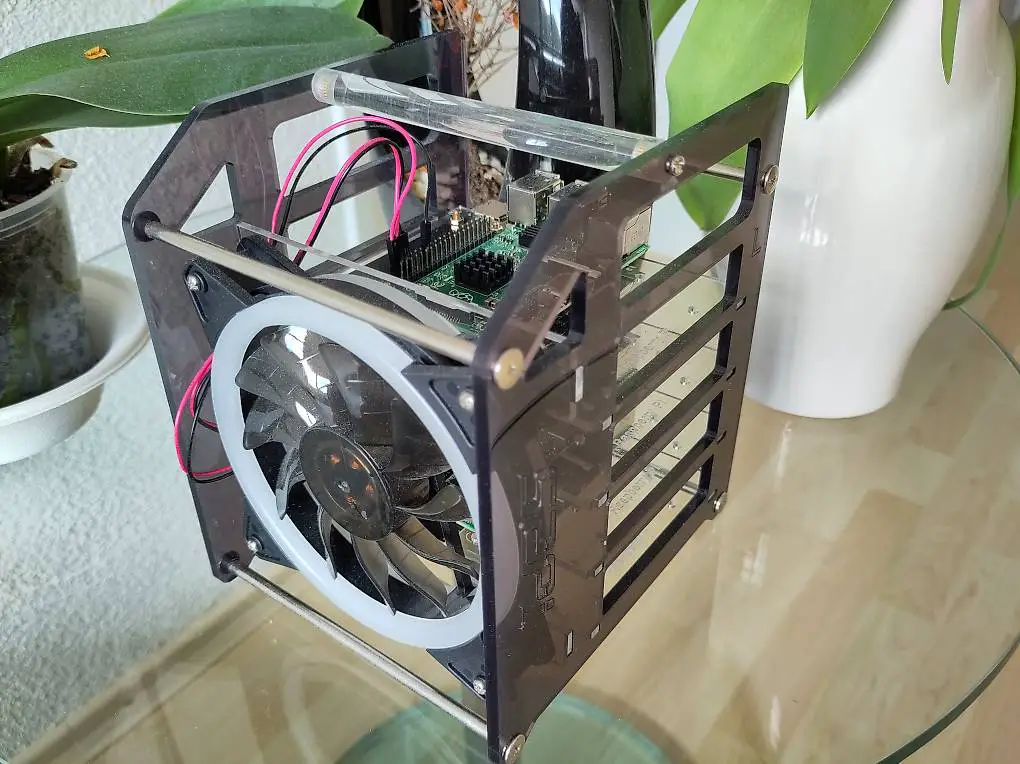 Raspberry Pi Cluster (4 x RasPi 2) mit Gehäuse & SD-Karten