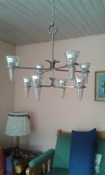 Hängelampe mit 8 Teelichtern aus Gusseisen und Glas