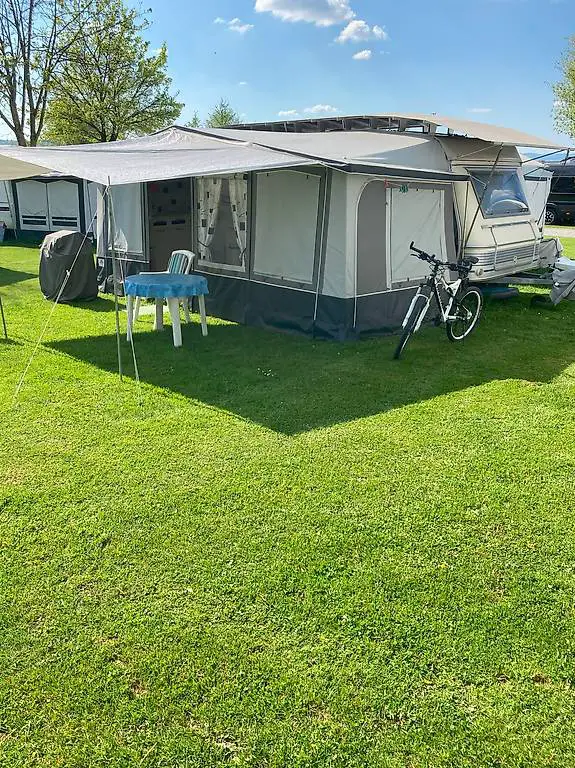 Wohnwagen mit Vorzelt