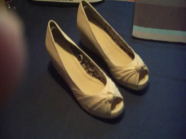 1 Paar Stoffschuhe vorne offen in Grösse 40