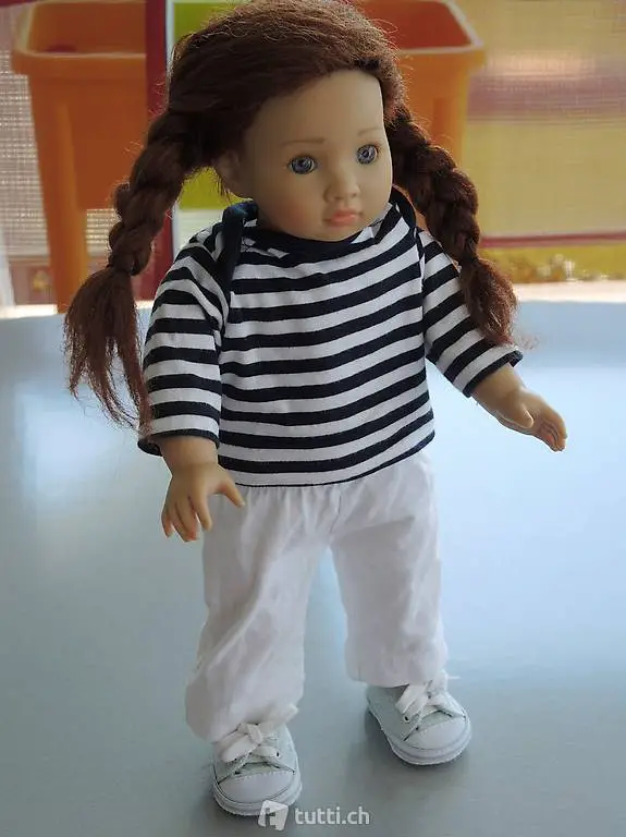 Spielpuppe mit Zöpfen, vollständig bekleidet