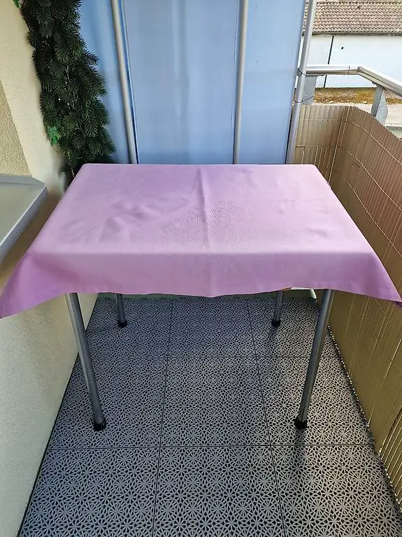 Küche TischMit Schublade und Tischdecke