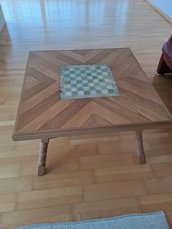 Clubtisch mit Schachbrett