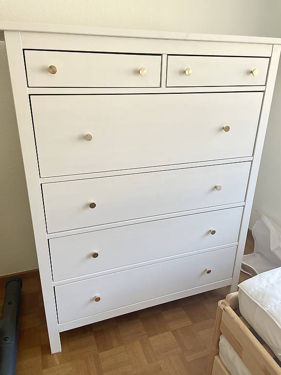 Hemnes Kommode mit goldenen Knöpfen