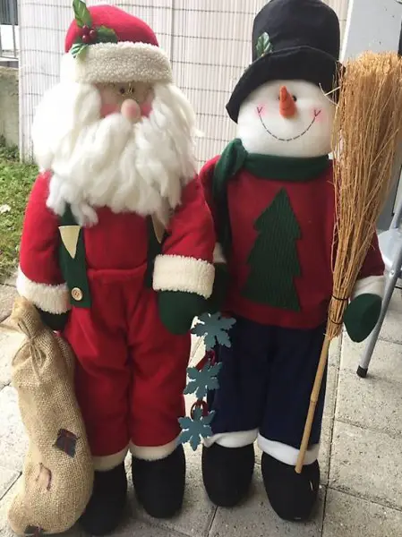 Weihnachtsmann und Schneemann